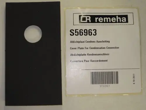 Schwarze Abdichtplatte mit rundem Ausschnitt auf einer Verpackung mit Informationen zu einem Remeha Produkt, inklusive Bezeichnung und Barcode.